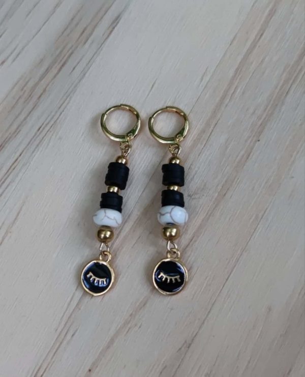 Boucles d'oreilles pendantes avec perles de heishi noires et perles blanches et son œil noir