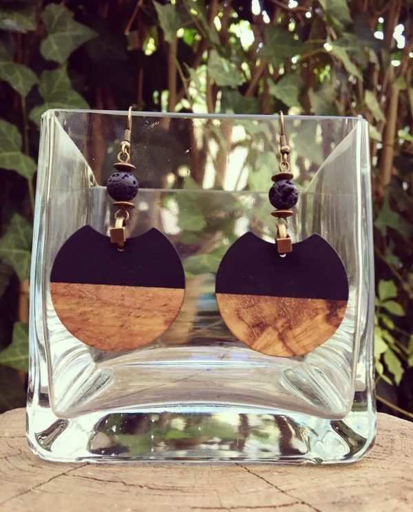 Boucles d'oreilles pendantes noir et couleur bois et une perle de lave noir