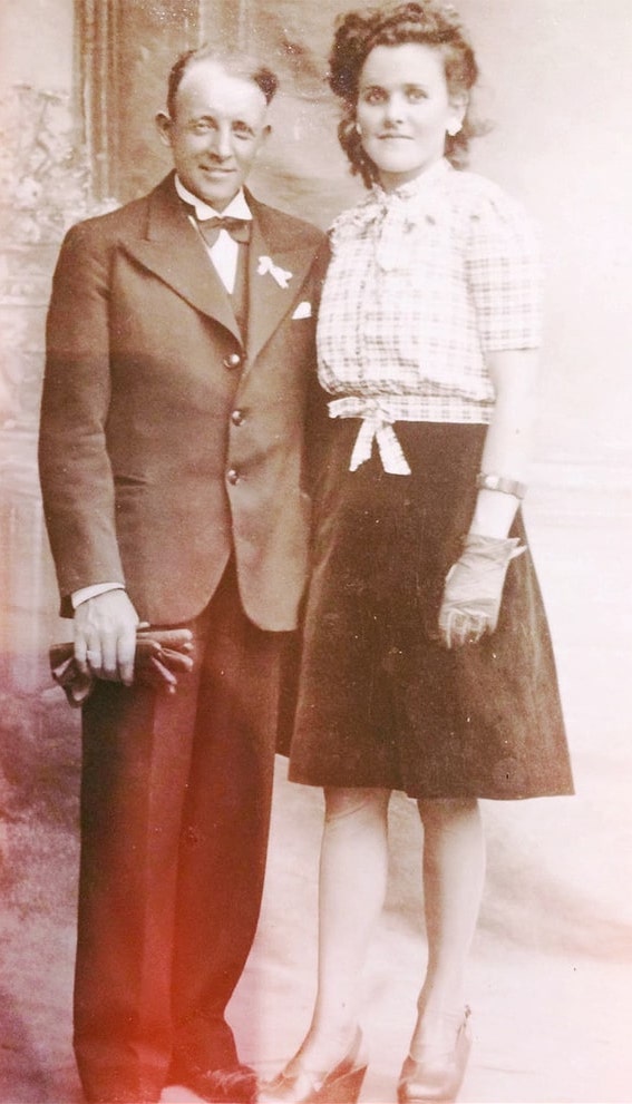 Photo ancienne avec un monsieur et une dame se tenant par la taille