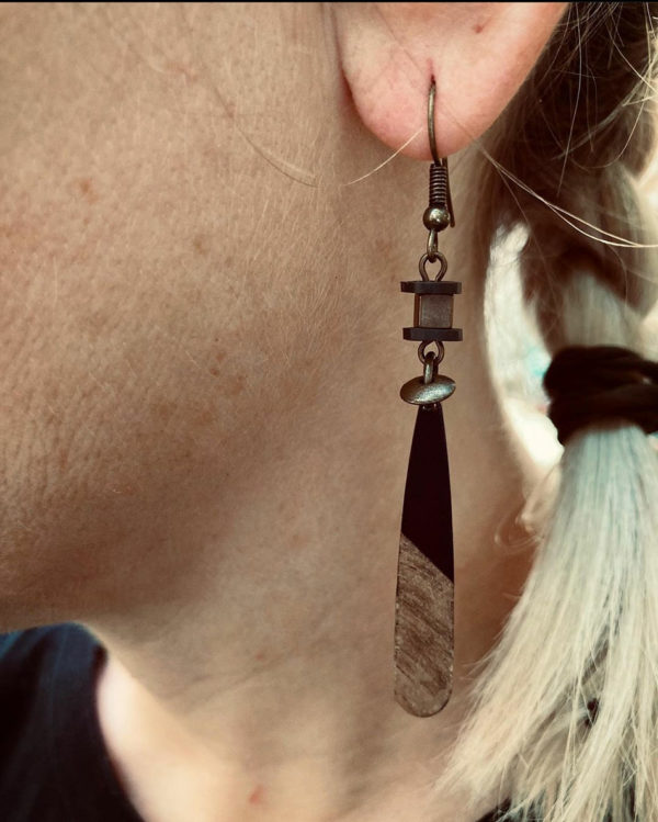 Boucles d'oreilles pendantes en bois naturel et noir