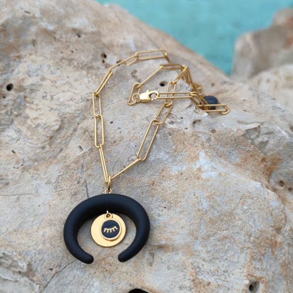 Collier chaîne rectangle dorée et son pendentif noir en forme de corne et un oeil