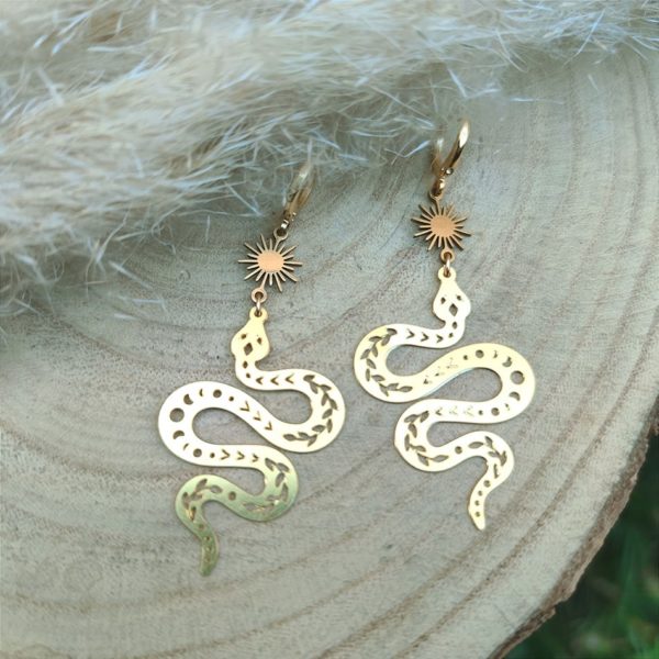 Boucles d'oreilles dorées avec en pendentif un serpent doré