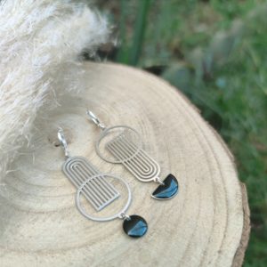 Boucles d'oreilles pendantes argenté de forme géométrique et asymétrique avec sequins noir